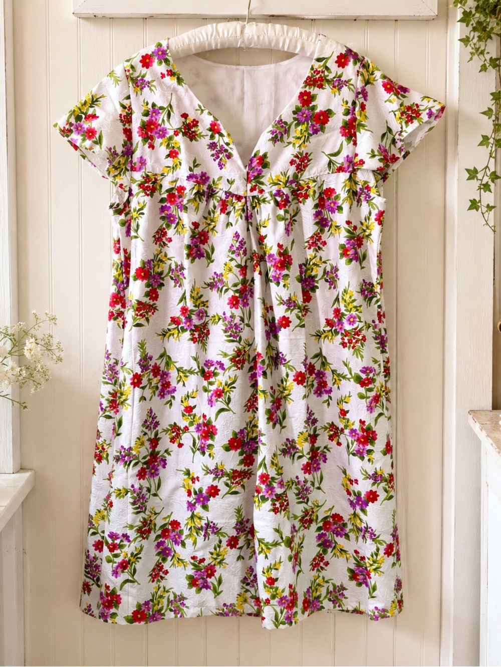 Vintage Floral House Dress Textured White Cottagecore No Label‎